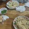 Semangkuk bakmi godog dengan kuah gurih.