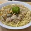 Mie kocok dengan kuah kaldu gurih.