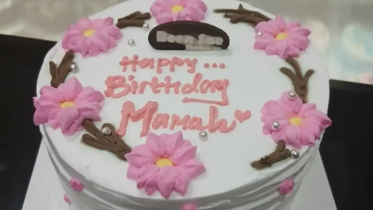 Sejumlah toko kue di Tambun Selatan menyediakan aneka cake dan roti.
