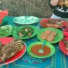 Sejumlah tempat makan lesehan di kawasan Tambun Selatan.