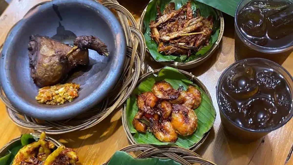 Sejumlah tempat makan di sekitar Stasiun Tambun Selatan.