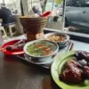 Sejumlah rumah makan di Setu Kabupaten Bekasi menawarkan pilihan menu.