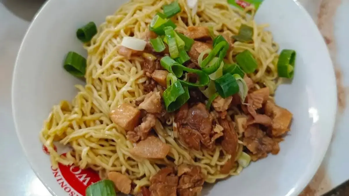 Sejumlah tempat makan di Tambun Selatan menawarkan menu dengan porsi besar.