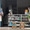 Sejumlah tempat fotokopi dan percetakan di Cikarang masih melayani pelanggan hingga malam