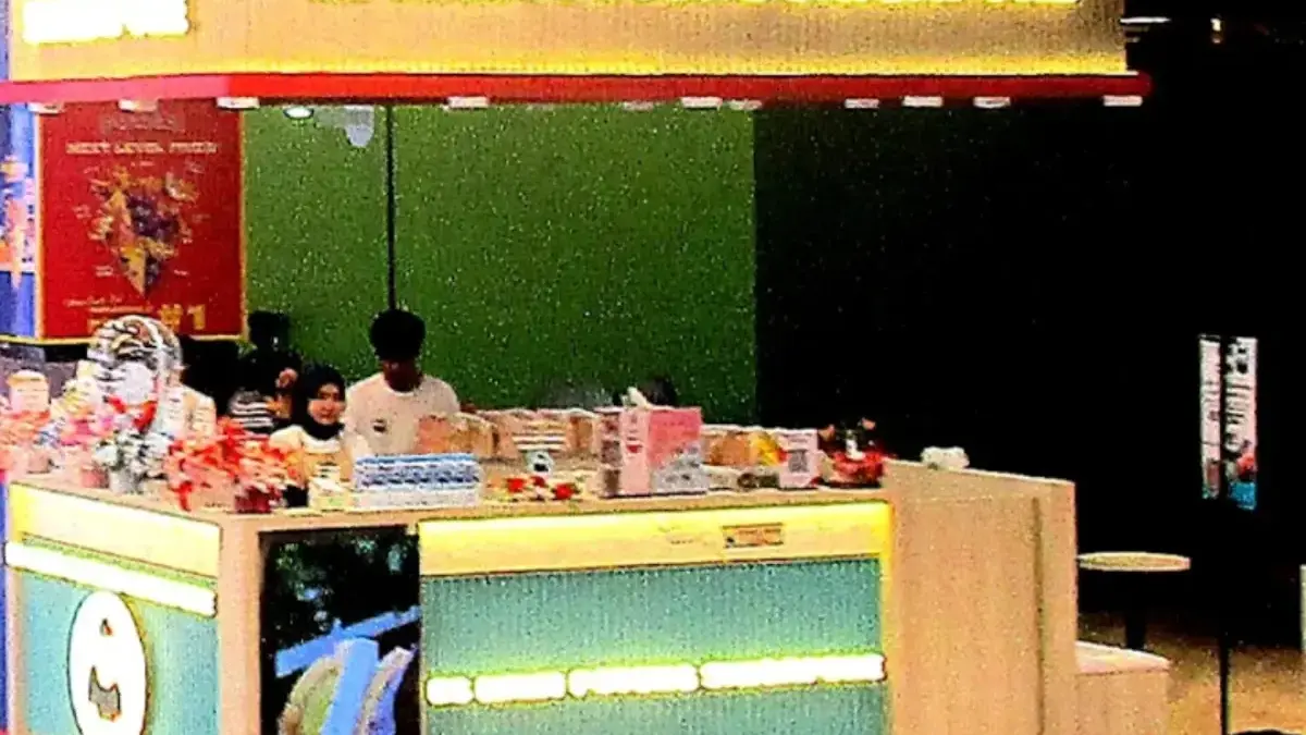 Dessert Klasik & Nostalgia Manis! Nikmati Eskrim Potong Singapore di Living World Grand Wisata