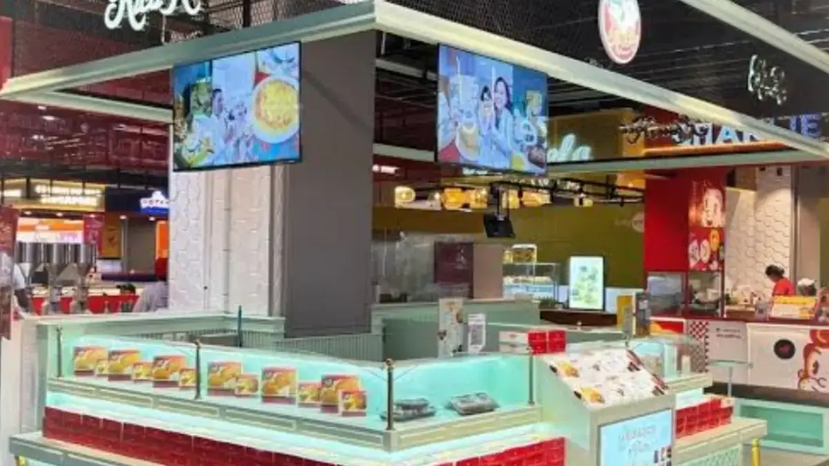 Lembut, Perfect & Aroma Pandan Wangi! Cicipi Kelezatan Rica Rico Bika Ambon di Living World Grand Wisata