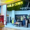 Pakaian Kasual Bergaya Minimalis & Kaos Polos Nyaman! Jelajahi Gold Cows di Living World Grand Wisata