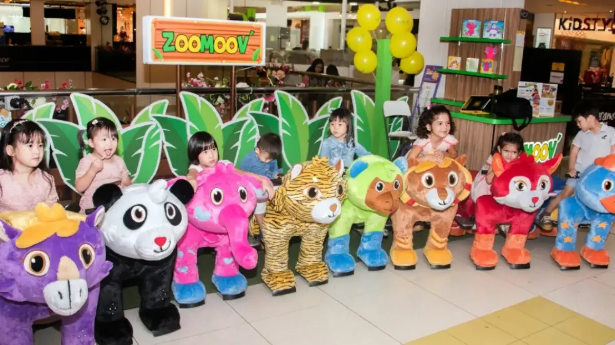 Sensasi Keliling Mal Naik Robot Hewan Lucu di Zoomoov Living World Grand Wisata