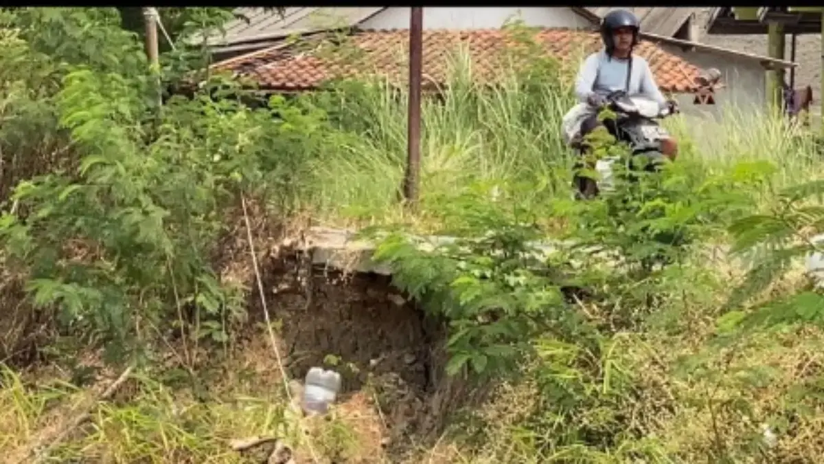 Jalan Utama Terikis Sungai Cibeet, Warga Telukjambe Desak BBWS Lakukan Perbaikan Sebelum Musim Hujan Tiba Jalan terkikis