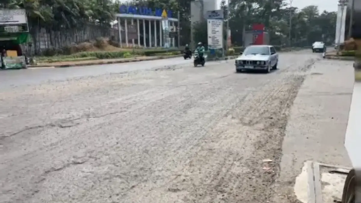 Rehab Jalan Tak Kunjung Usai, Debu Pekat dan Jalan Bergelombang di Arteri Galuh Mas Ancam Kesehatan Warga Polusi