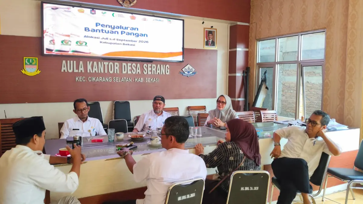 Ratusan warga Desa Serang, Kecamatan Cikarang Selatan tidak bisa mendapatkan Bansos Pangan