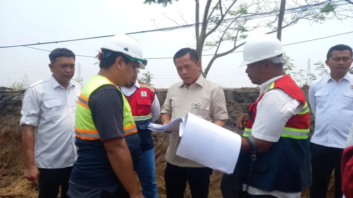 Rekontruksi Jalan Interchange Karawang Barat Segera Tersentuh Perbaikan, Pemkab Anggarkan Rp4,9 M Bupati Karawang Aep Syaepuloh turun langsung meninjau pengerjaan rekonstruksi jalan Interchange Karawang Barat