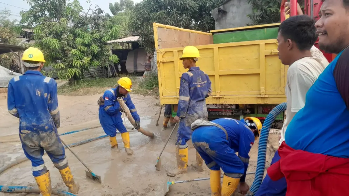 Lumpur Proyek Pipa Pertamina Gas Masuk Rumah Warga di Cikarang Barat