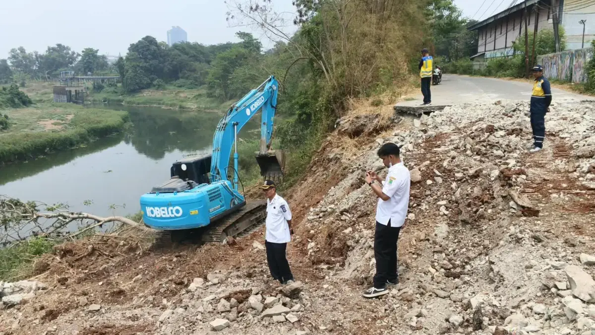 Jalan utama Desa Purwadana Amblas
