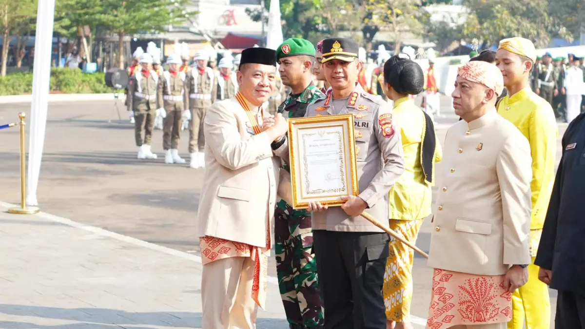 Polresta Karawang Hadiri Apel Besar Hari Jadi Kabupaten Karawang ke-393 Bupati Karawang Aep Saepulloh dan Kapolresta Karawang Kombes Pol Mario Prahatinto