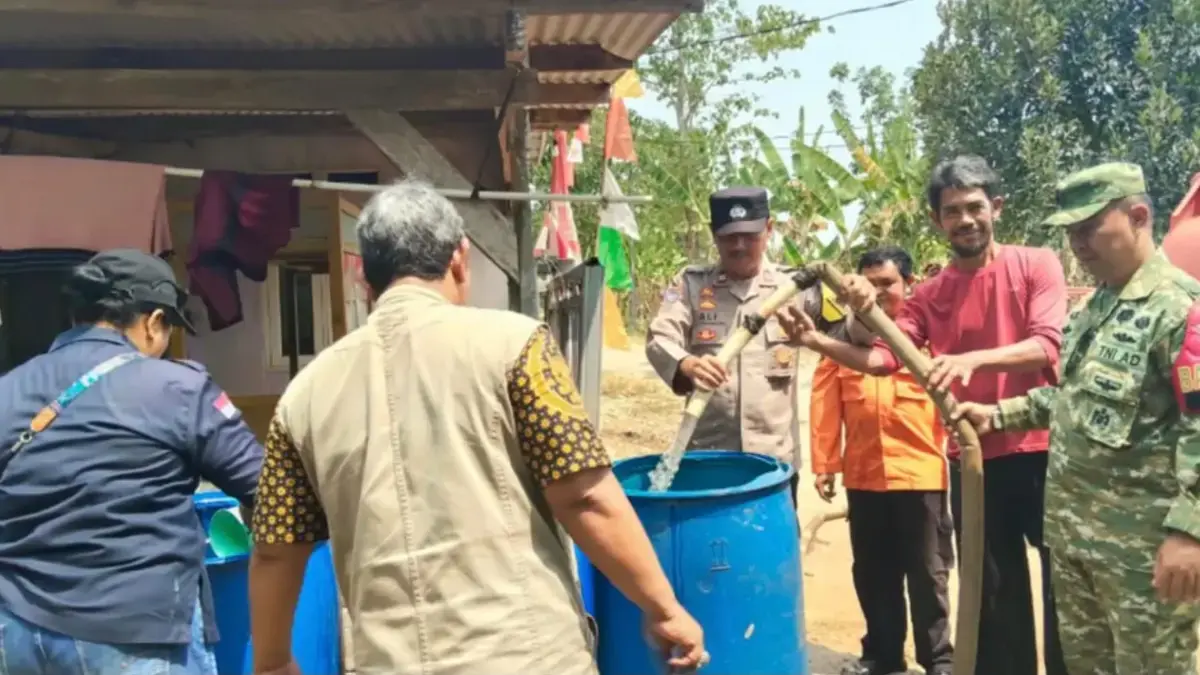 Salurkan Air Bersih untuk Warga Telukjambe Timur.