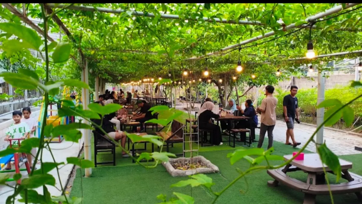 Sensasi Kuliner Unik di Karawang: Bisa Petik Anggur, Makan Ayam Brongsong dan Daun Anggur Goreng di D’Grape Sensasi Kuliner Unik di Karawang: Bisa Petik Anggur, Makan Ayam Brongsong dan Daun Anggur Goreng di D’Grape