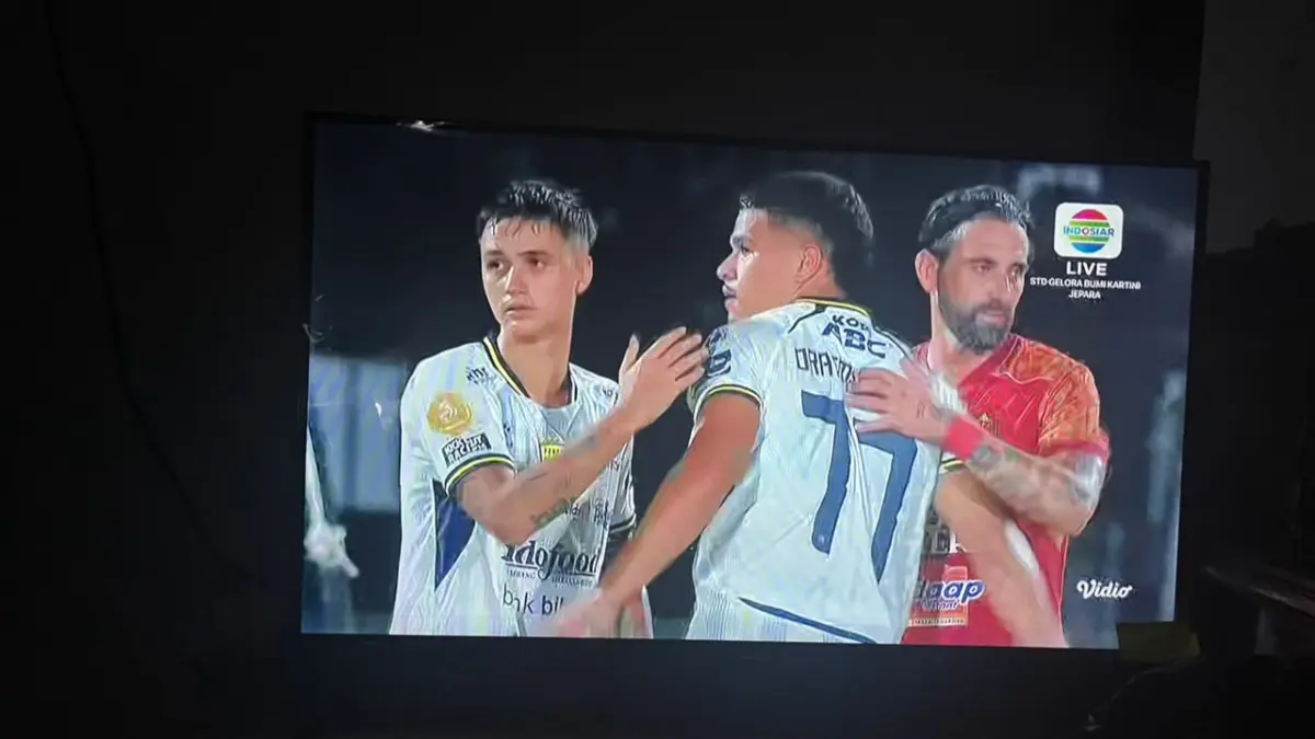 Persib Bandung Akhirnya Taklukkan Persijap di Stadion Gelora Bumi Kartini Jepara Dengan Skor 2-1 Persib Bandung Akhirnya Taklukkan Persijap di Stadion Gelora Bumi Kartini Jepara Dengan Skor 2-1