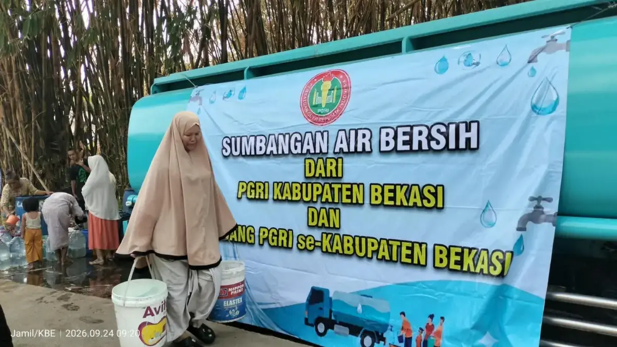 Sumbangan Air Bersih dari PGRI Kabupaten Bekasi