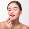 Lip Balm yang Bagus untuk Memerahkan Bibir Kering dan Gelap.