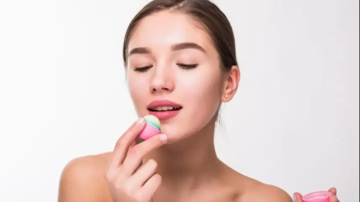 Daftar Lip Balm yang Bagus untuk Memerahkan Bibir Kering dan Gelap Lip Balm yang Bagus untuk Memerahkan Bibir Kering dan Gelap.