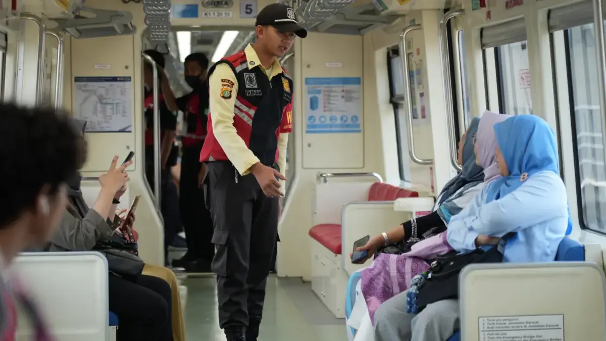 Petugas Keamanan LRT Jabodebek
