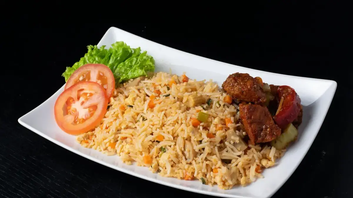 16 Ide Menu Makan Malam yang Enak dan Tidak Menguras Kantong, Nggak Harus Lauk Mahal Beragam menu rumahan seperti nasi goreng.