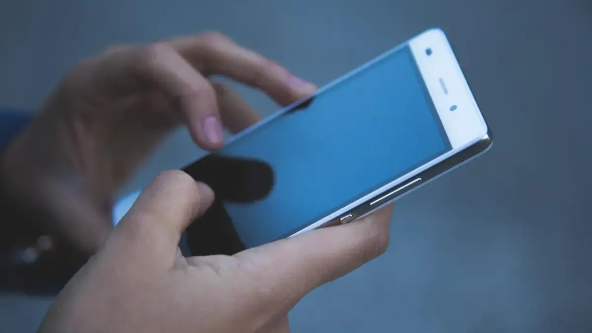 AMOLED dan IPS LCD menjadi dua teknologi layar yang banyak digunakan pada HP