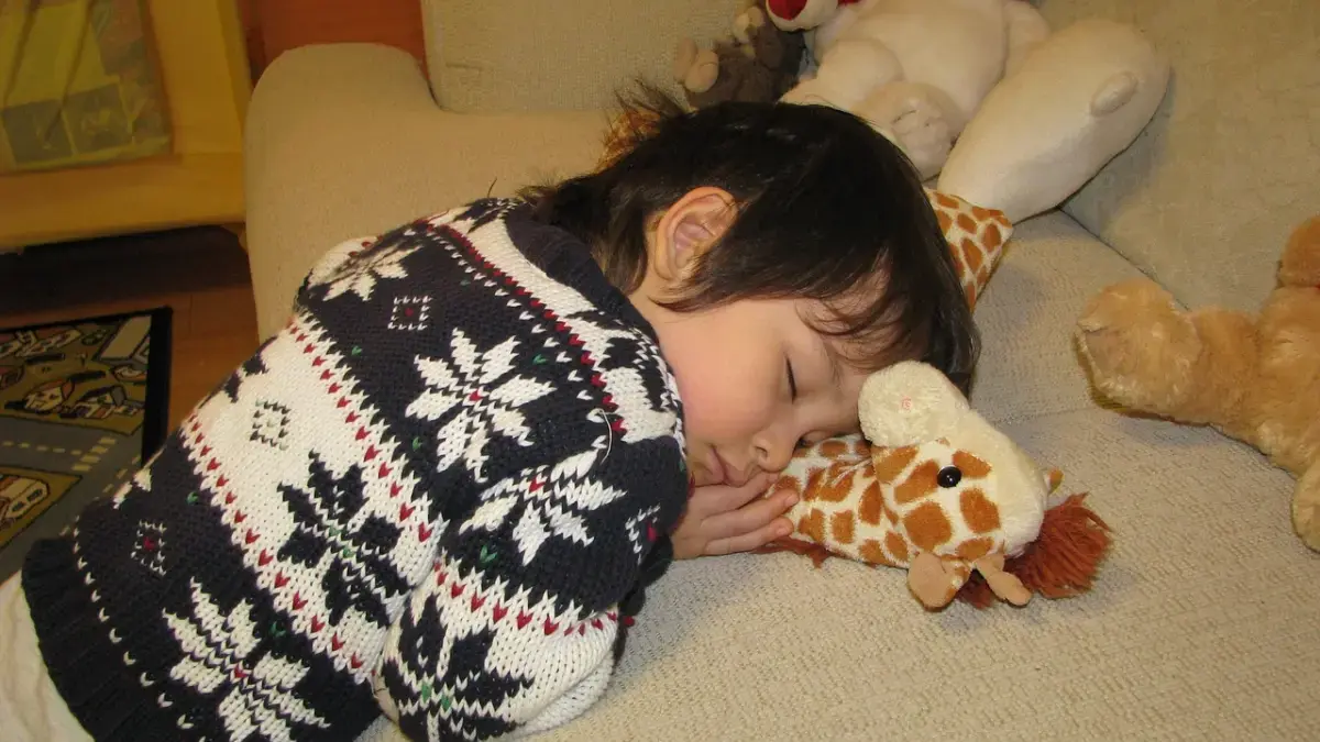 Tidur Larut? Ini 10 Cara Mengatur Ulang Jam Tidur Malam Anak yang Berantakan Akibat Kebiasaan Libur Panjang Ilustrasi anak sedang tidur di kamar.