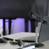 Ilustrasi seseorang mendengarkan podcast Spotify saat berada dalam perjalanan.