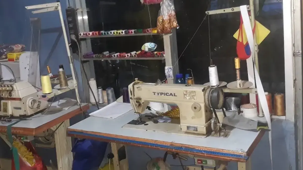 Sejumlah penjahit dan konveksi di Cikarang melayani pembuatan pakaian custom.
