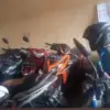 Sejumlah kendaraan terparkir di sekitar Stasiun Tambun.