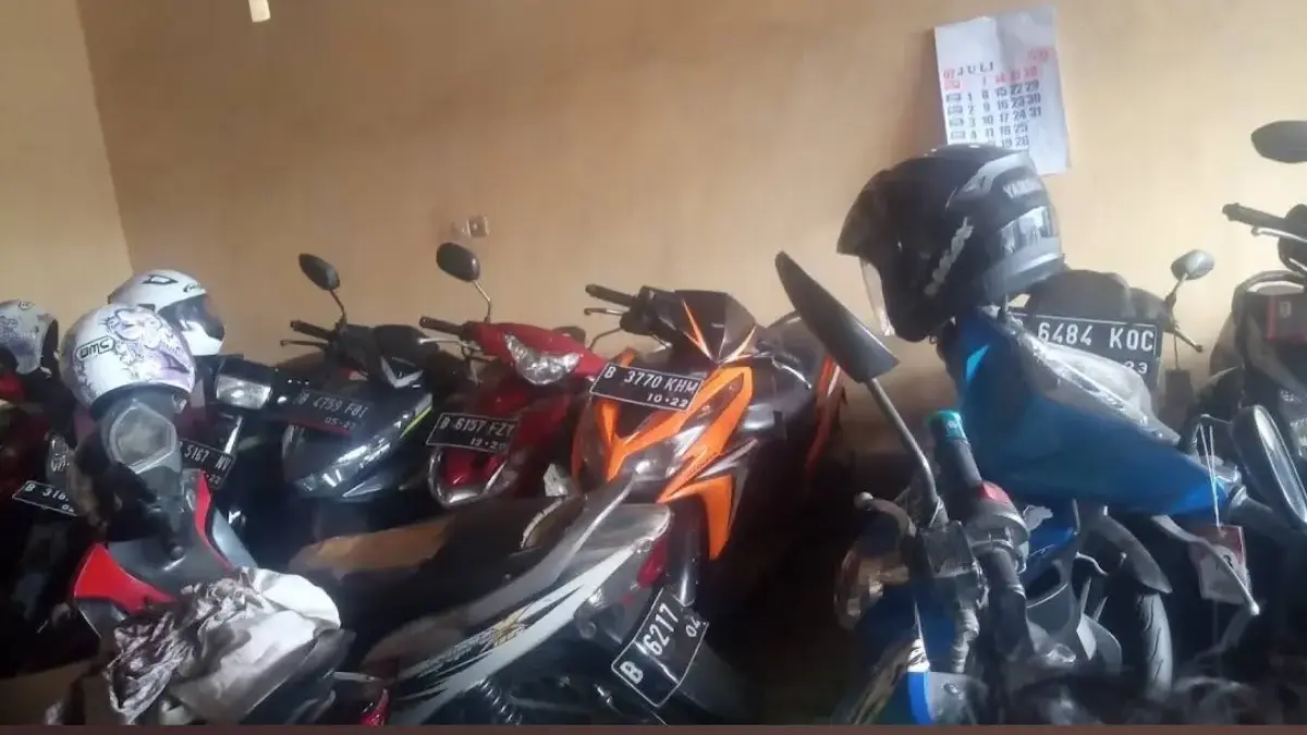 Sejumlah kendaraan terparkir di sekitar Stasiun Tambun.
