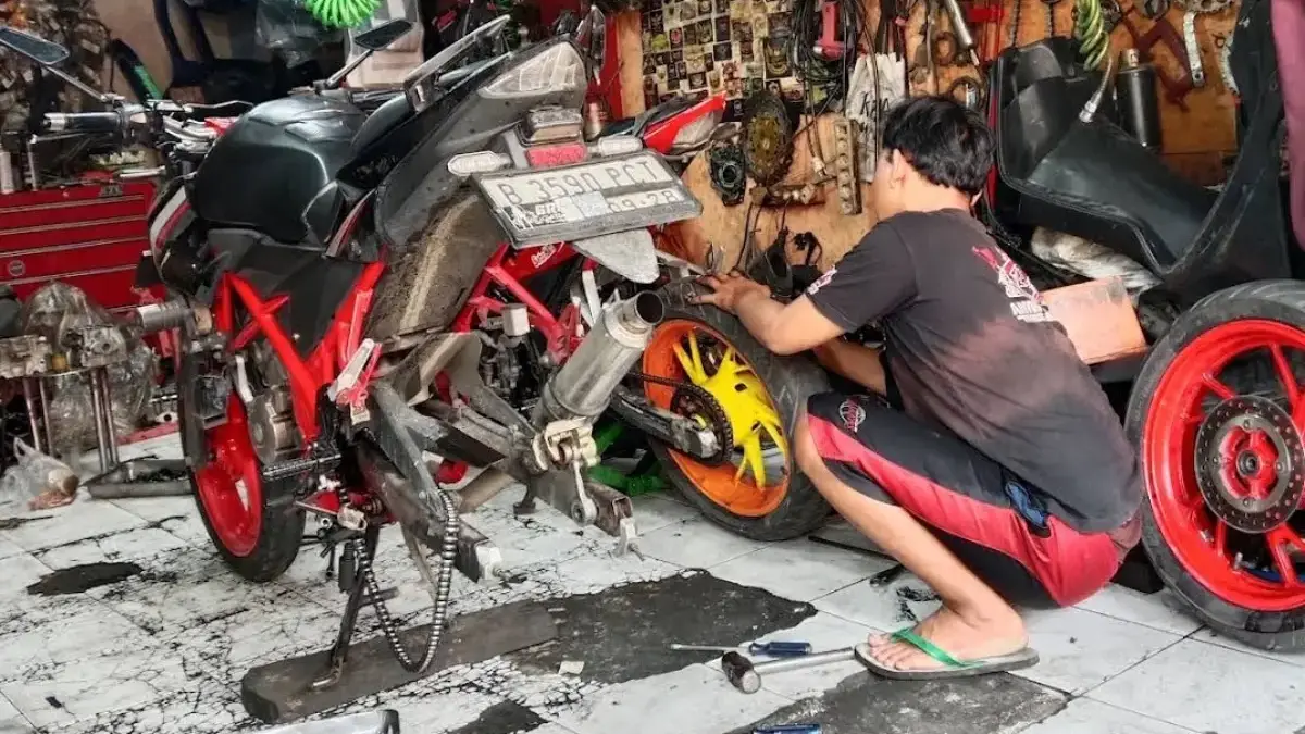 Rekomendasi 13 Bengkel Motor Darurat di Tambun Selatan dan Sekitarnya, Ada yang Bisa Bawa Part Sendiri Ilustrasi bengkel motor di kawasan Tambun Selatan.