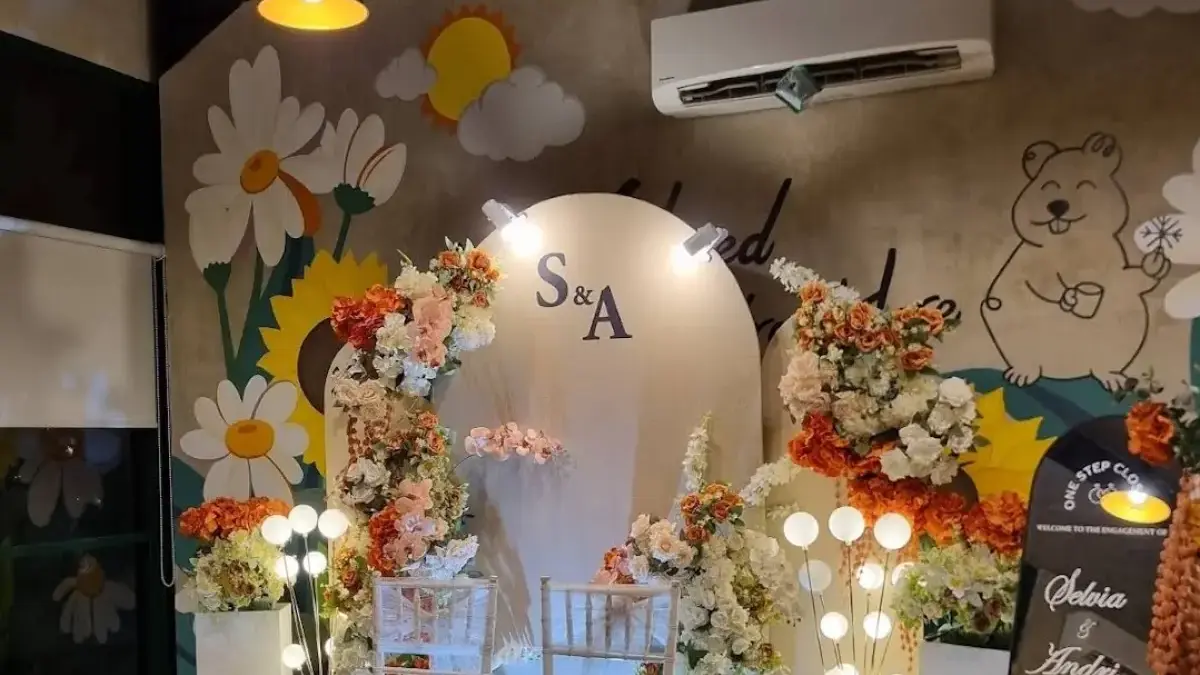 Daftar 12 Jasa Dekorasi Wedding di Setu Kabupaten Bekasi, No 11 Layak Dicoba Ilustrasi dekorasi pelaminan pernikahan di Setu Kabupaten Bekasi.