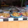 Ilustrasi nasi uduk dengan beragam lauk pendamping.