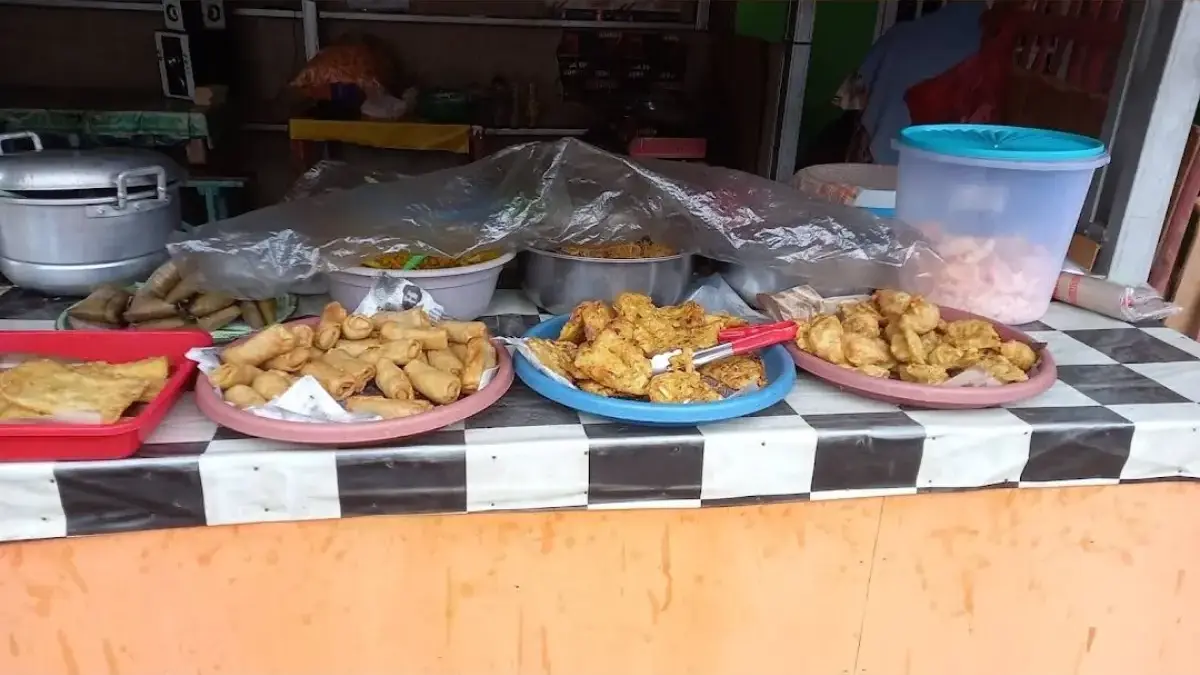 Ilustrasi nasi uduk dengan beragam lauk pendamping.