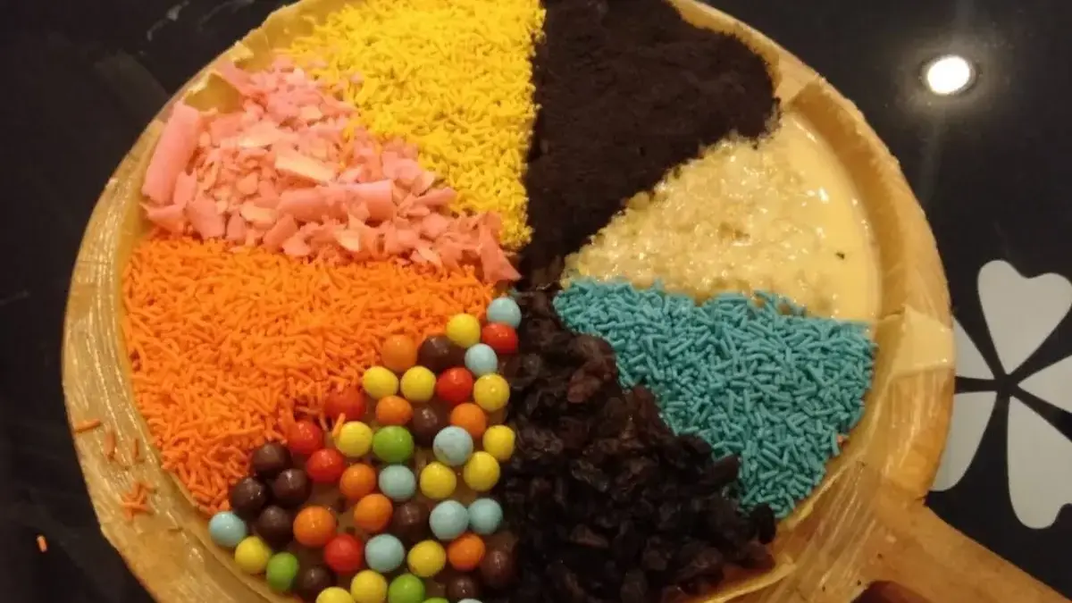 Martabak menjadi salah satu pilihan kuliner yang mudah ditemukan di kawasan Setu, Kabupaten Bekasi.