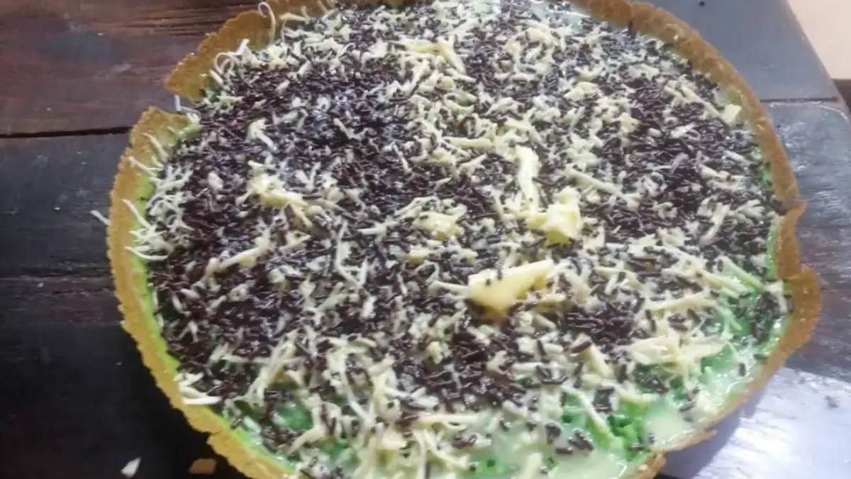 Martabak manis dan martabak telur menjadi pilihan kuliner di sejumlah kawasan Cibitung.