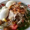 Soto ayam dengan kuah gurih dan taburan koya menjadi salah satu pilihan kuliner favorit di Setu Bekasi.