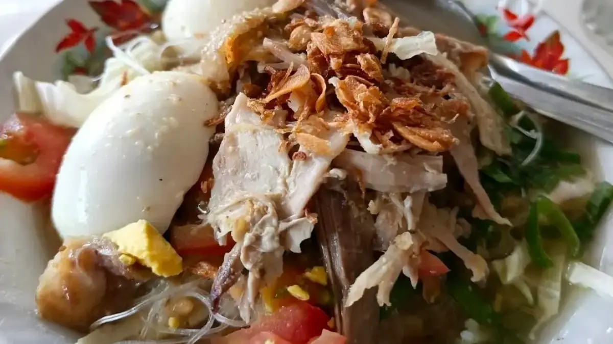 Soto ayam dengan kuah gurih dan taburan koya menjadi salah satu pilihan kuliner favorit di Setu Bekasi.