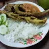 Pecel lele menjadi salah satu pilihan kuliner yang digemari untuk makan malam.