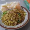 Ilustrasi sepiring nasi goreng.