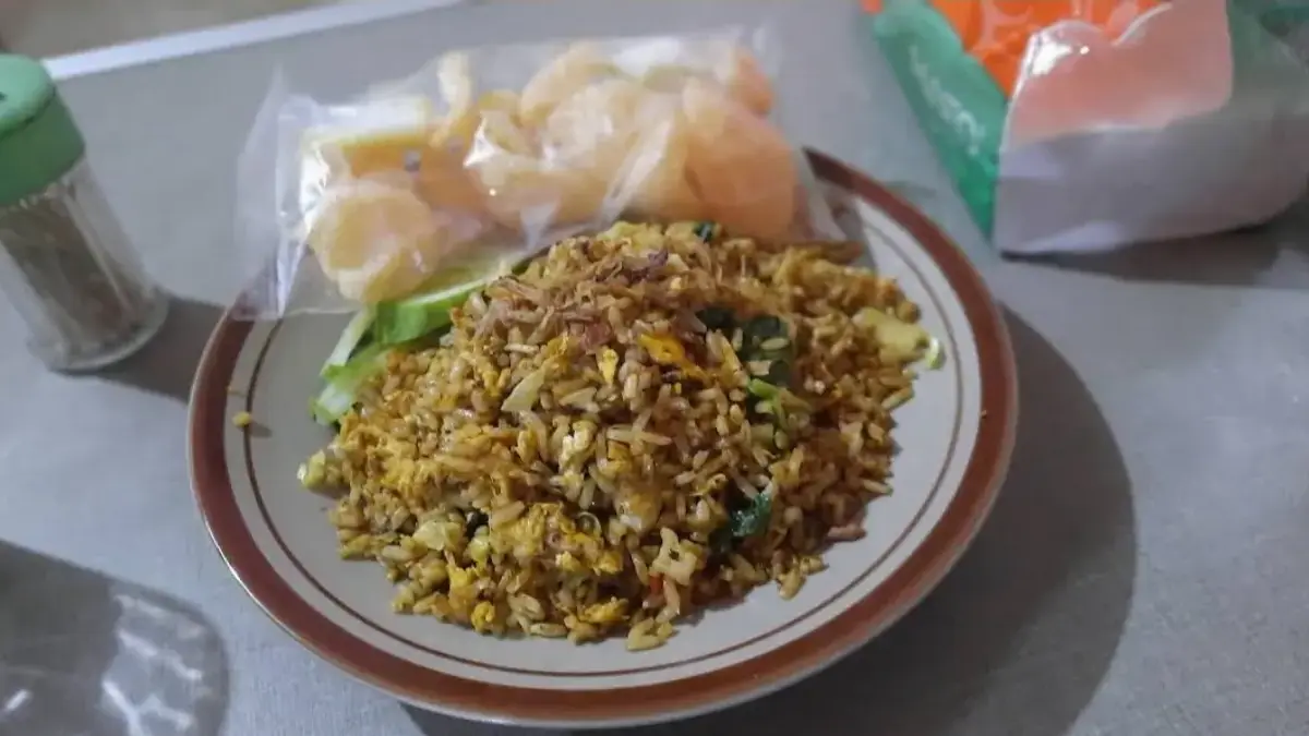 Ilustrasi sepiring nasi goreng.