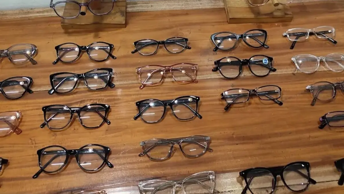 Sejumlah optik di Tambun Selatan, Kabupaten Bekasi.