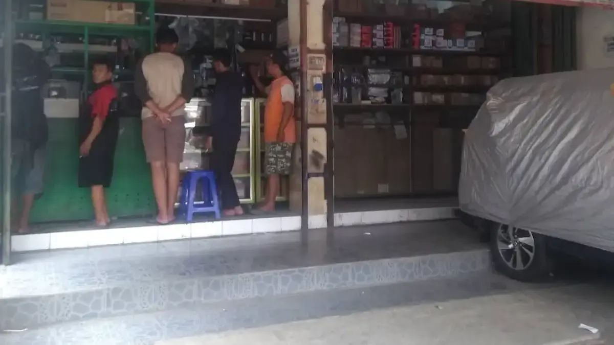 Ilustrasi toko onderdil dan sparepart mobil di kawasan Tambun Selatan.