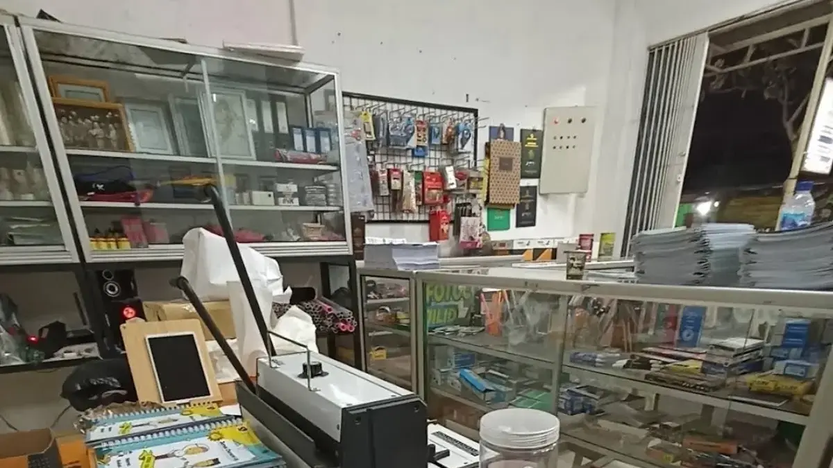 Butuh Cetak Banner, Undangan atau Stiker? Ini 11 Percetakan di Tambun Selatan yang Bisa Dicoba Ilustrasi aktivitas percetakan digital untuk memenuhi berbagai kebutuhan cetak masyarakat di Tambun Selatan.