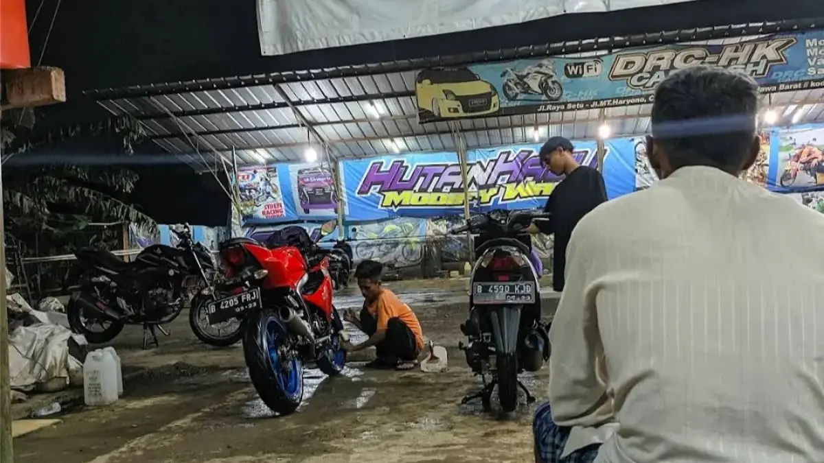 Motor Sudah Kusam dan Penuh Debu? Ini 13 Tempat Cuci Motor di Setu Kabupaten Bekasi Ilustrasi aktivitas cuci motor menggunakan layanan steam di kawasan Setu, Kabupaten Bekasi.