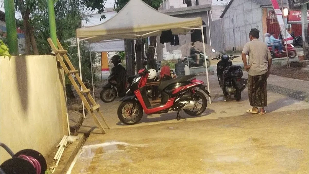 Ilustrasi aktivitas mencuci sepeda motor menggunakan layanan steam.