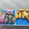 Sejumlah toko dan lapak buah di Kecamatan Cibitung, Kabupaten Bekasi.